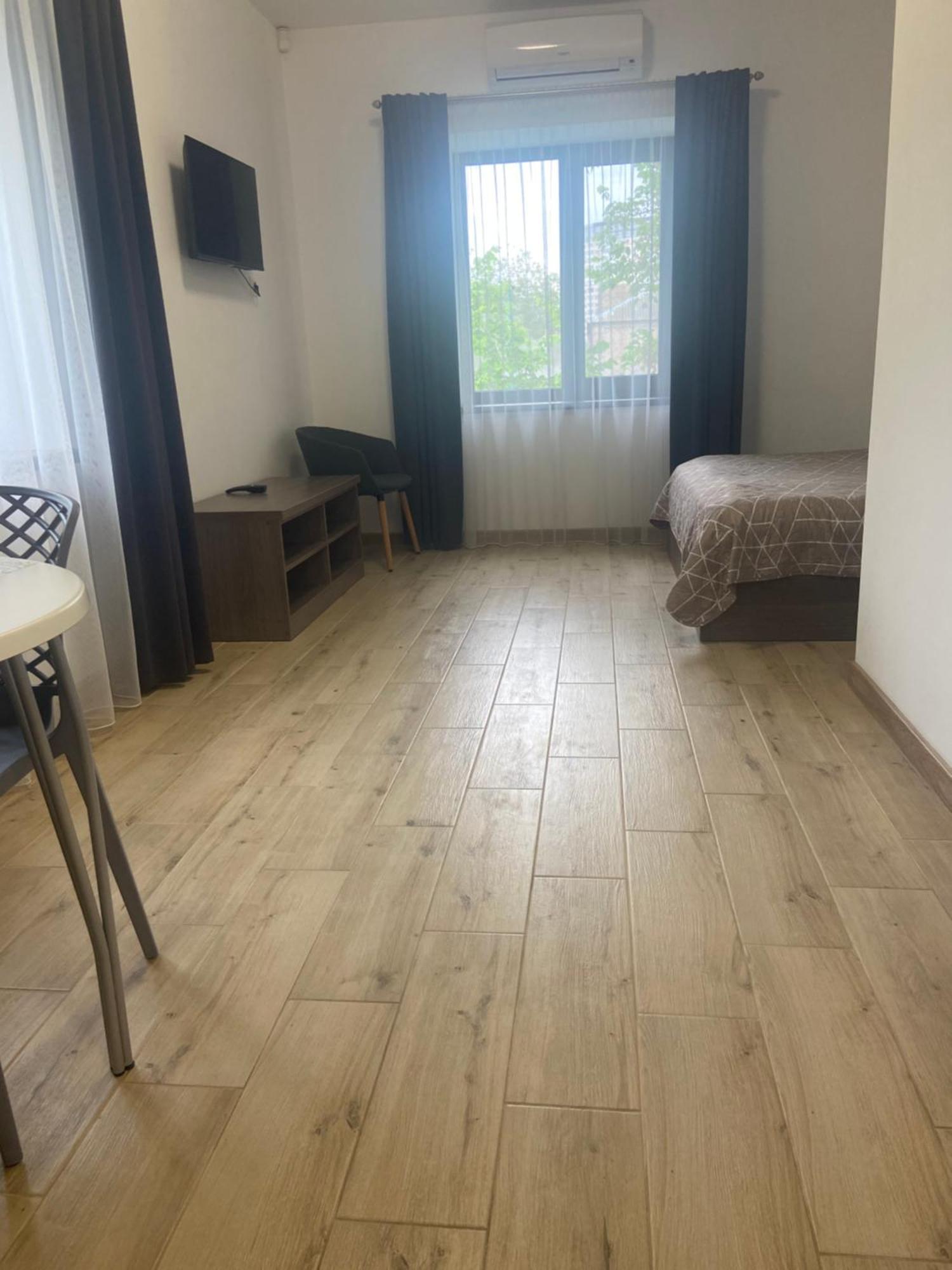 Four Rooms Apartments Cherkasy Exterior photo